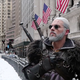 El cosplayer Maul, disfrazado de Geralt de Rivia en Nueva York. Pronto una escena habitual en Texas.